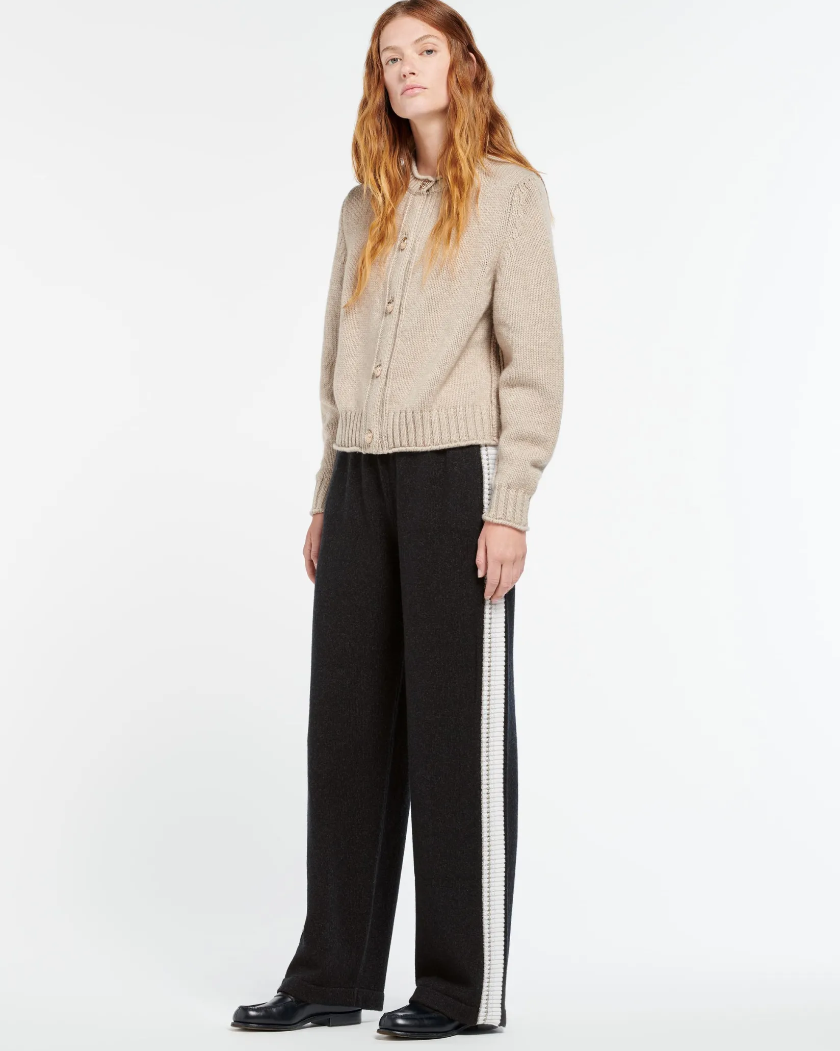 Women Barrie Cardigan in chunky cashmere with gold buttons