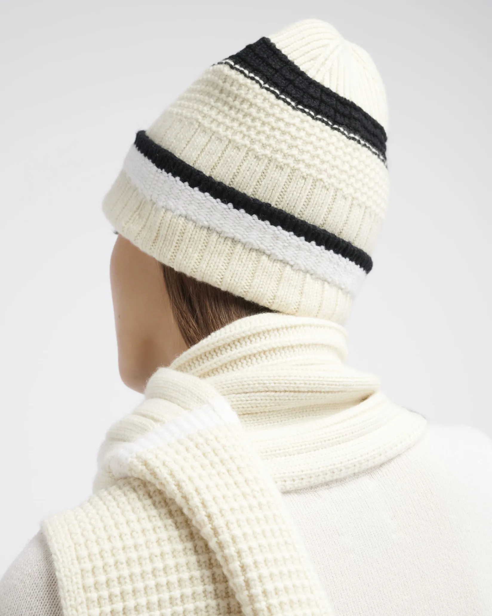 Women Barrie Textured beanie hat in cashmere