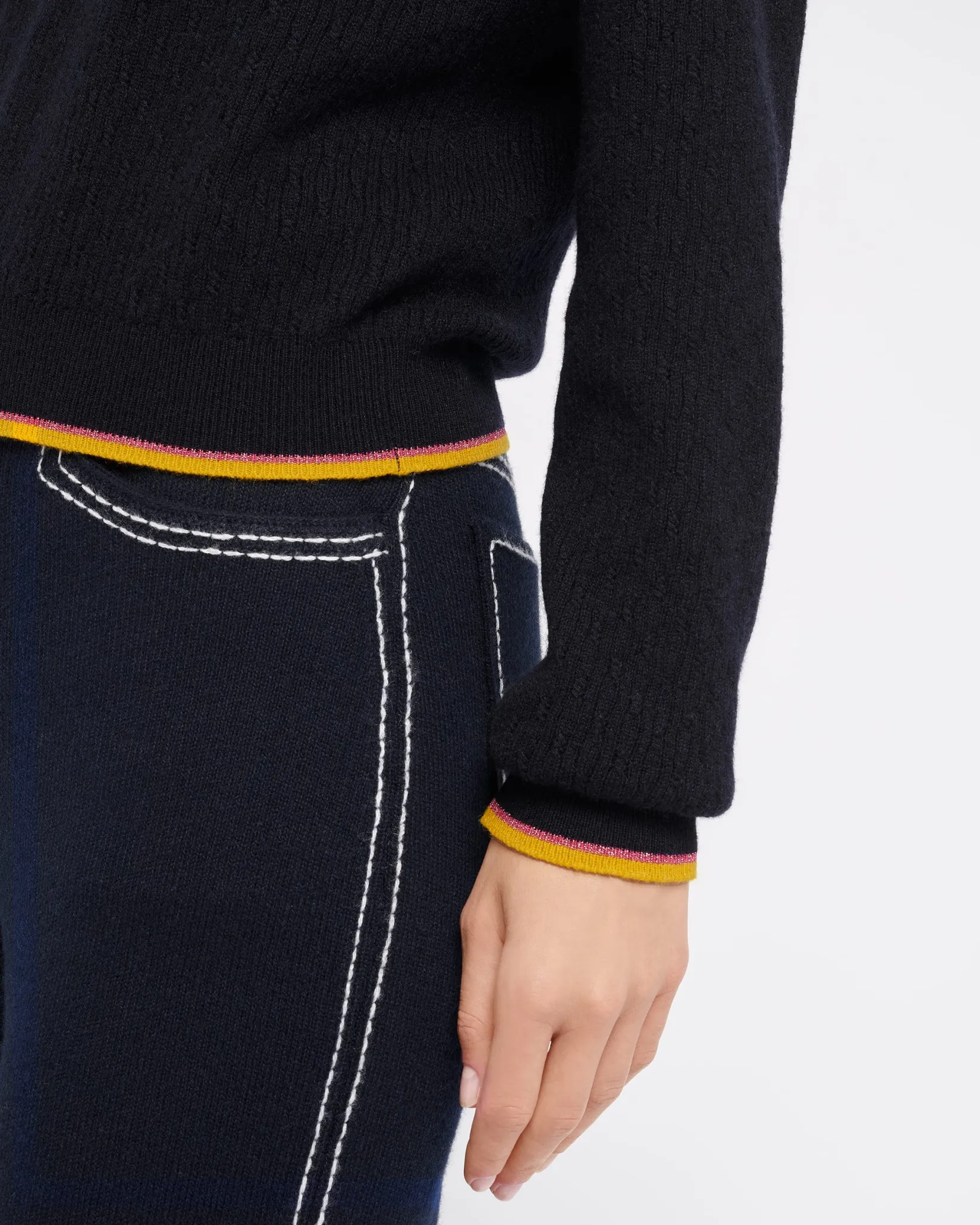 Women Barrie V-neck jumper in lightweight cashmere